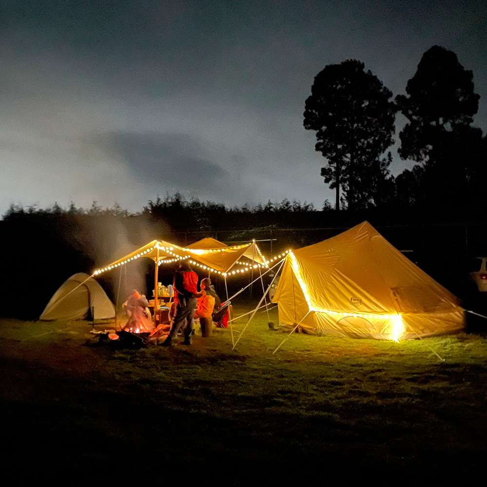 Zona de campamento con visitantes